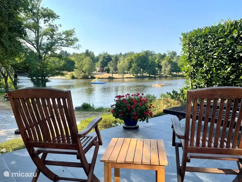 Village le Chat 155 - het onderste terras met prachtig uitzicht op het meer.