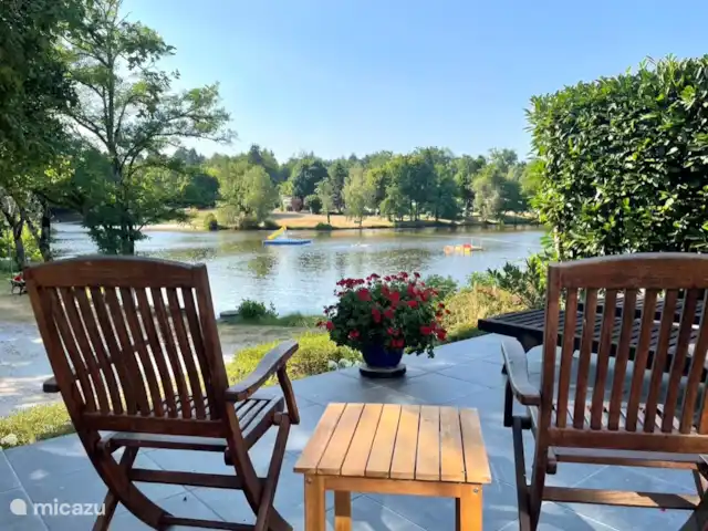 Village Le Chat 155 huren in Frankrijk, Charente, Écuras - vakantiehuis Village le Chat 155 - het onderste terras met prachtig uitzicht op het meer.