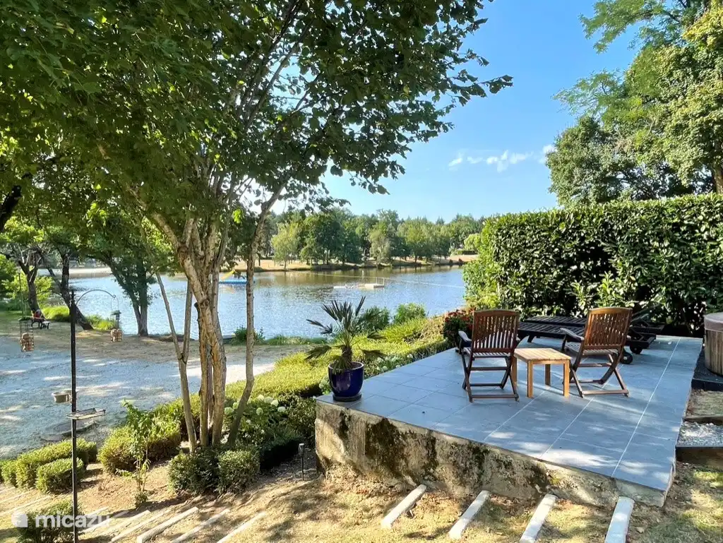 Village le Chat 155 - het onderste terras met prachtig uitzicht op het meer.