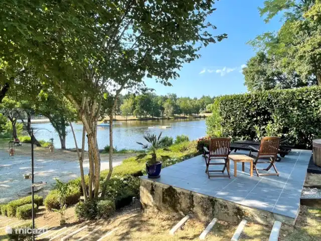 Village Le Chat 155 huren in Frankrijk, Charente, Écuras - vakantiehuis Village le Chat 155 - het onderste terras met prachtig uitzicht op het meer.