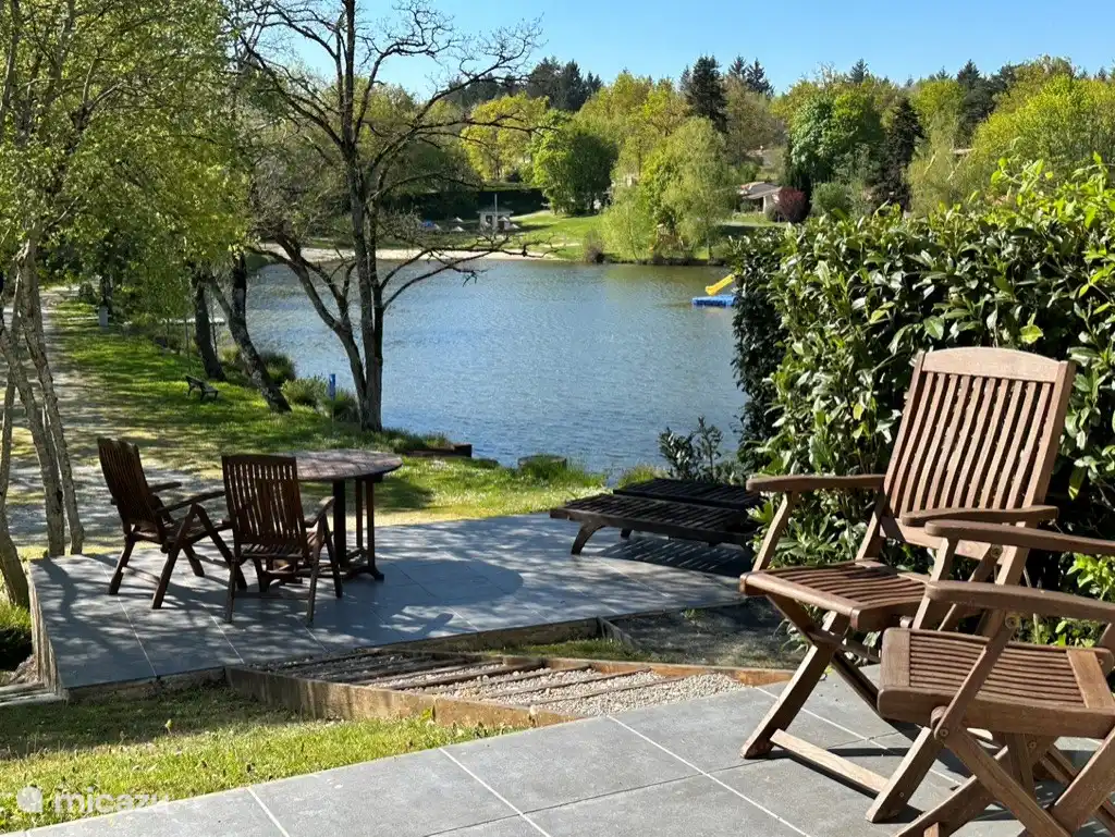Village le Chat - het bovenste terras met uitzicht op het meer.