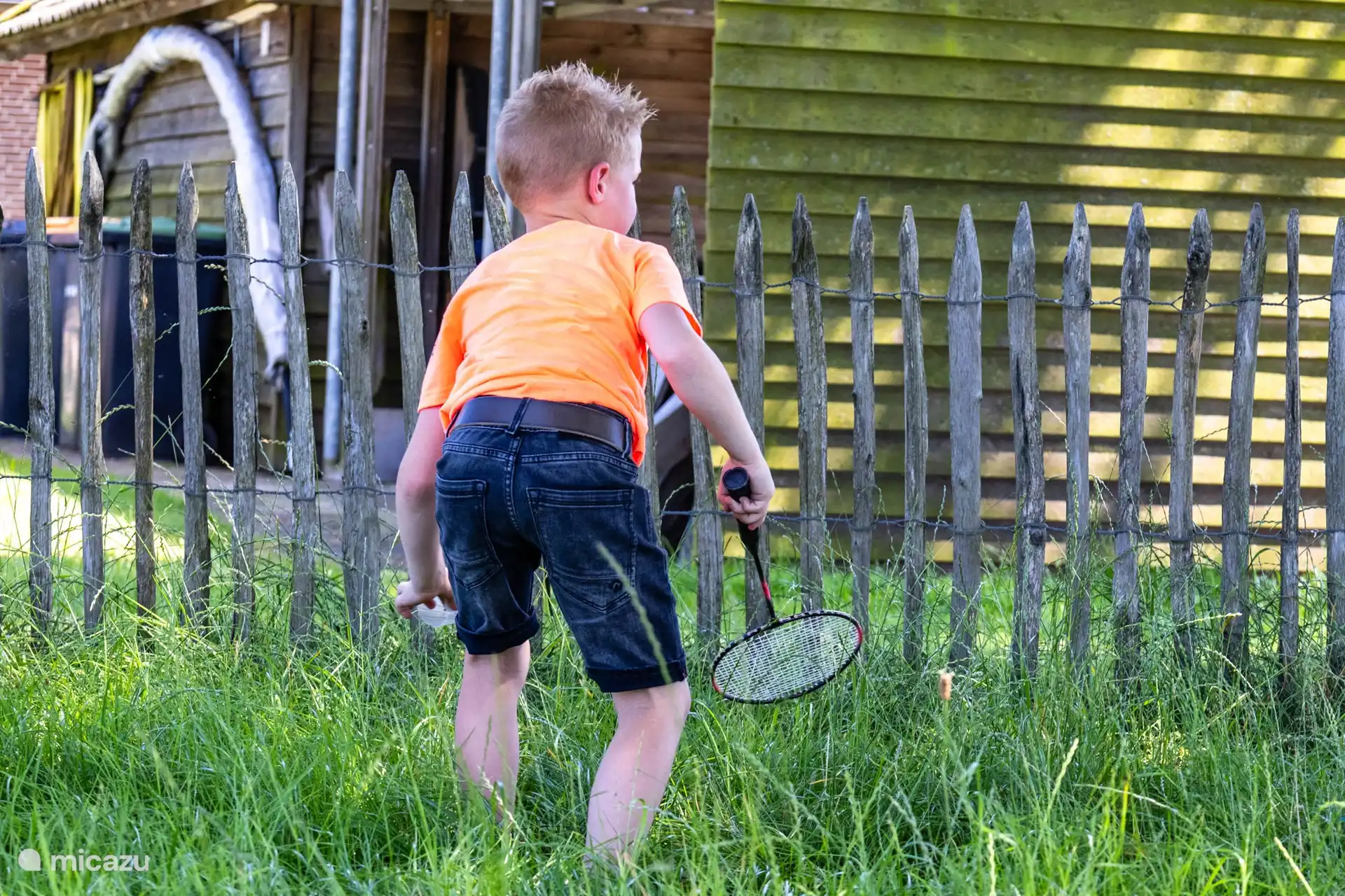 Beaucoup d’espace pour jouer dans la prairie autour de la maison.