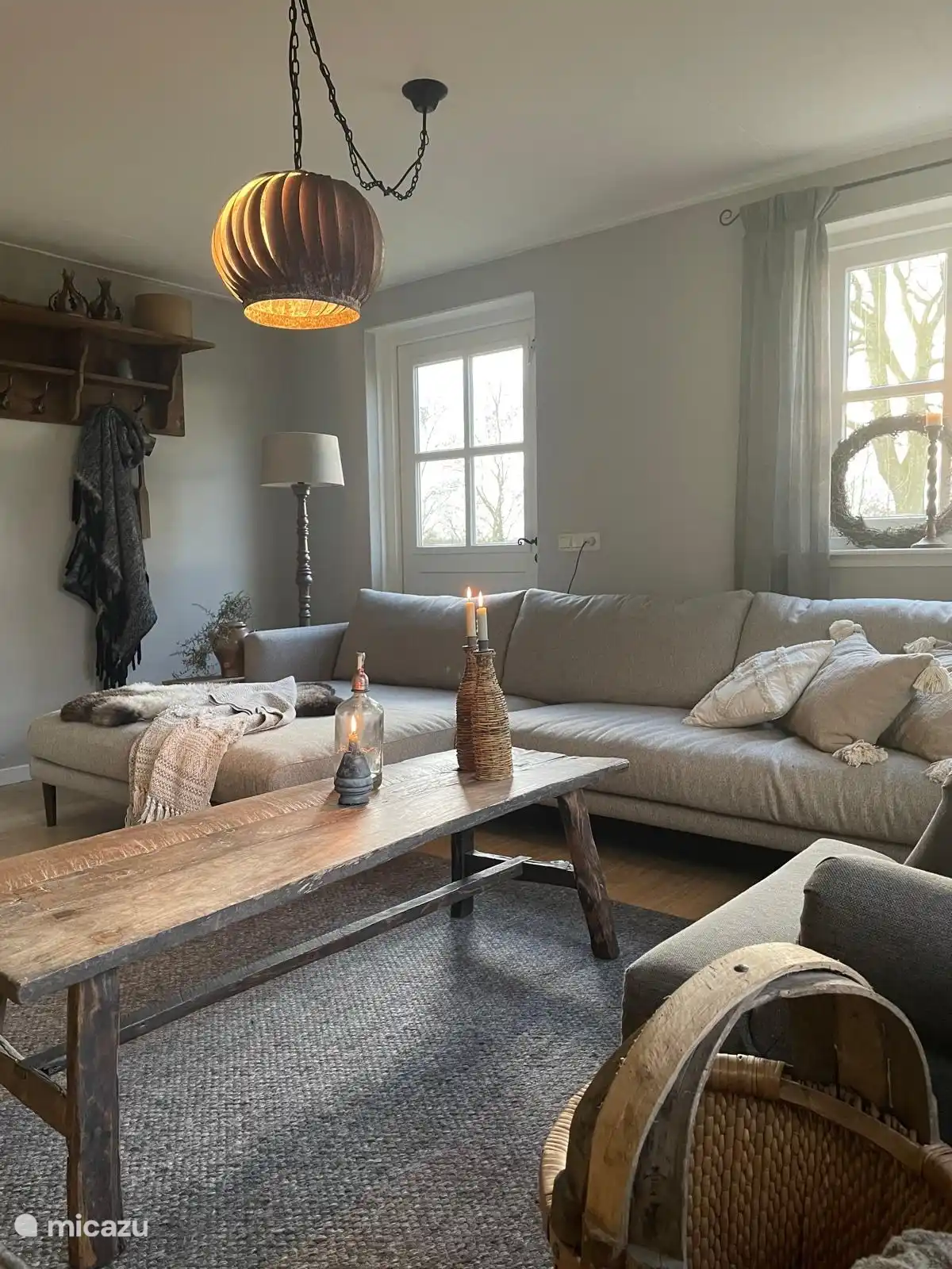 Salon décoré dans une atmosphère rurale.