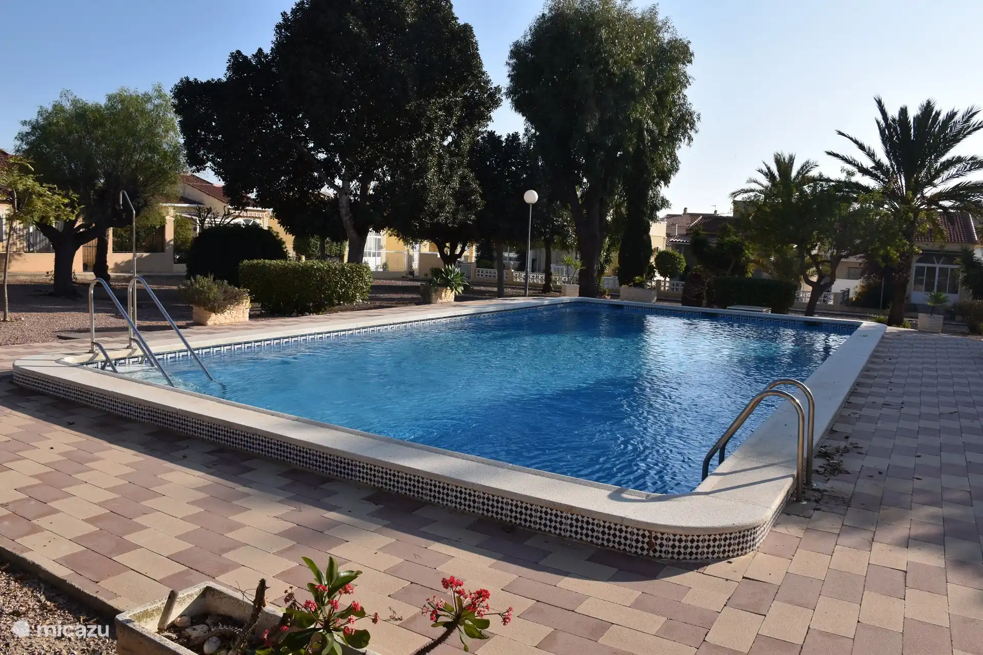 Vom Garten aus gehen Sie 20 Meter zum Gemeinschaftspool.