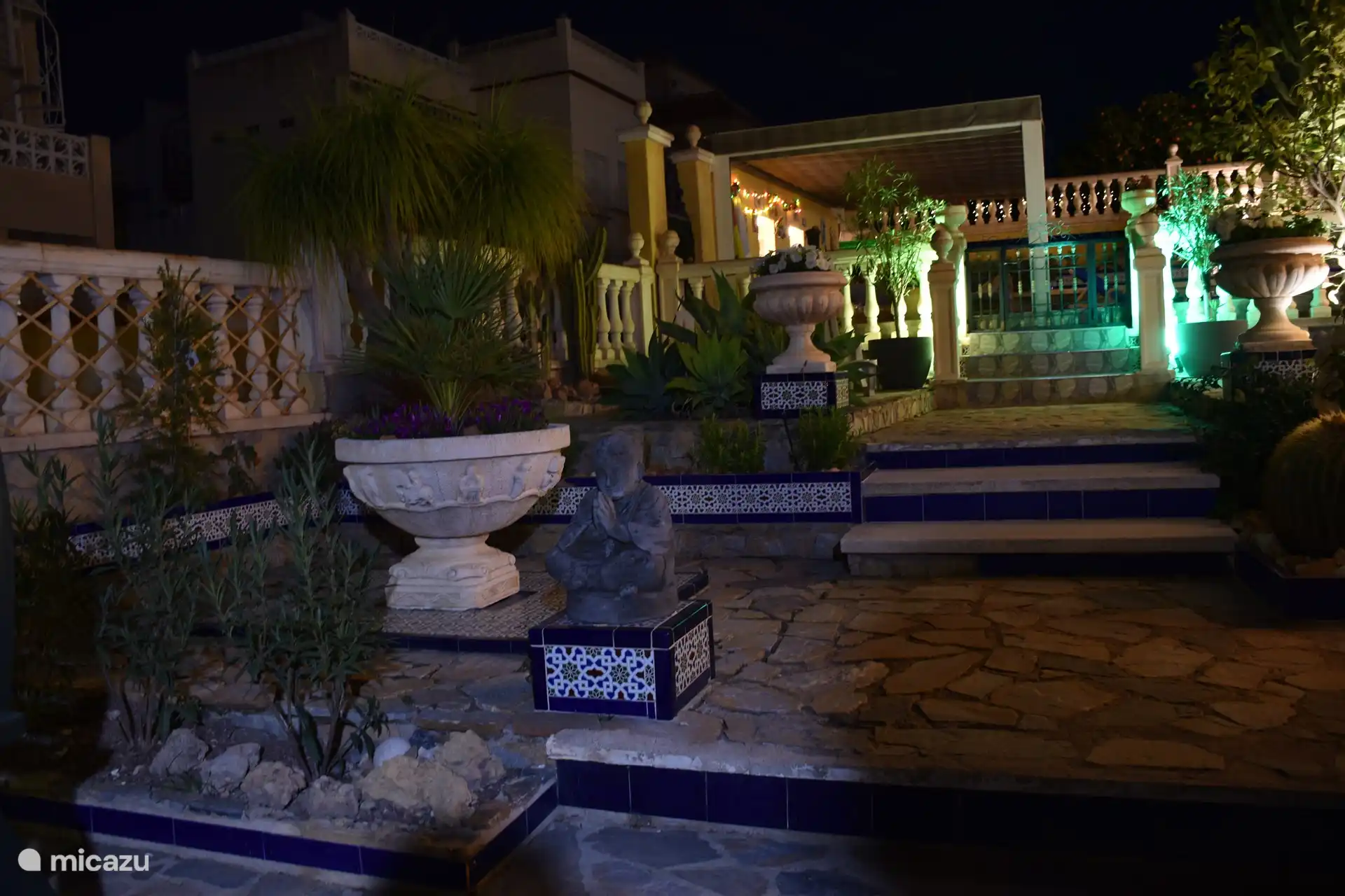 Garten, in dem Sie den ganzen Tag die Sonne genießen können.