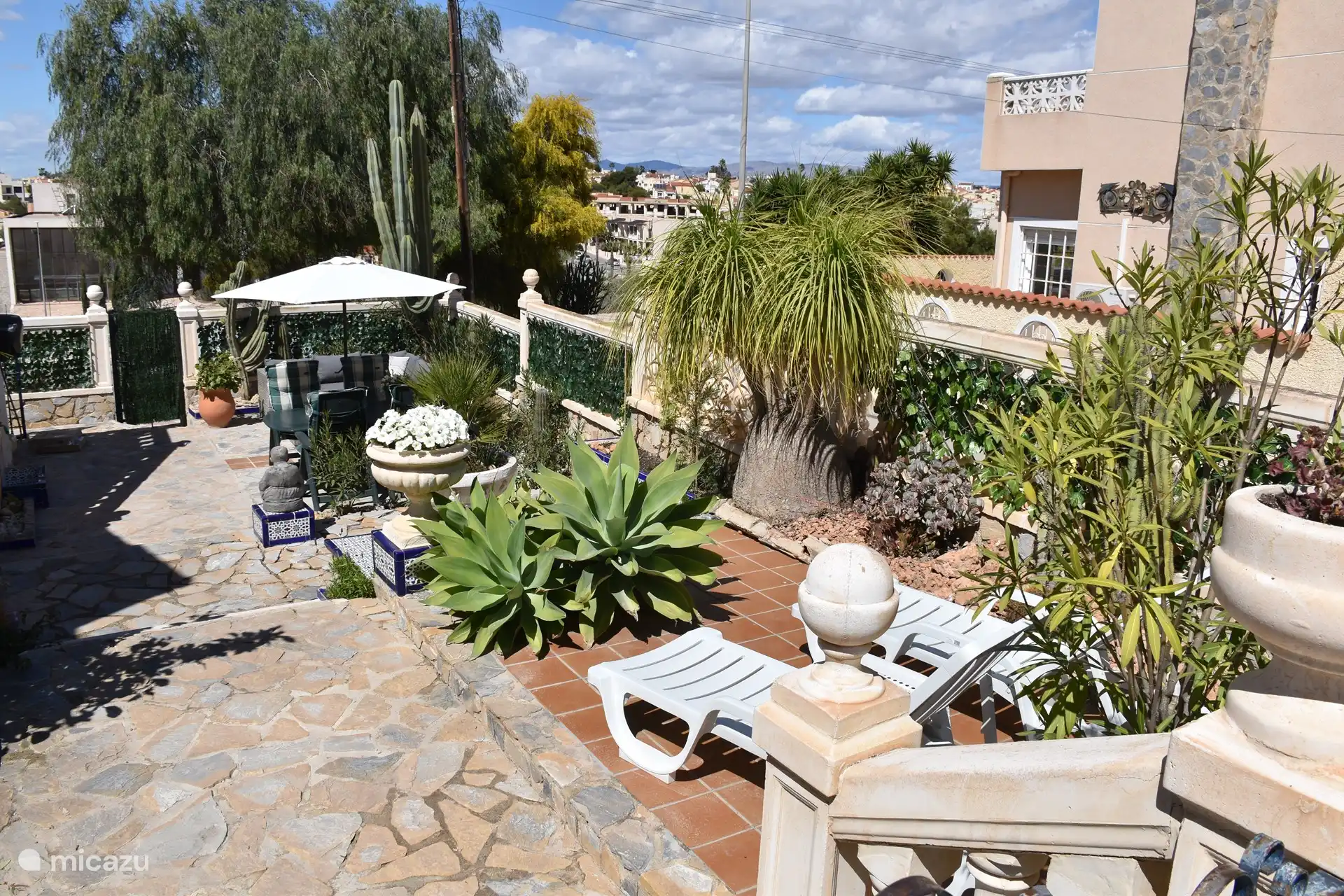 Garten, in dem Sie den ganzen Tag die Sonne genießen können.