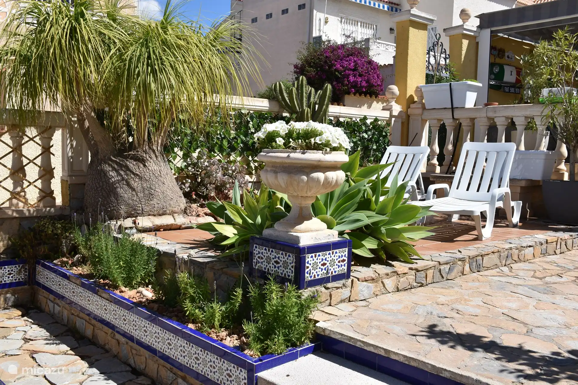 Garten, in dem Sie den ganzen Tag die Sonne genießen können.