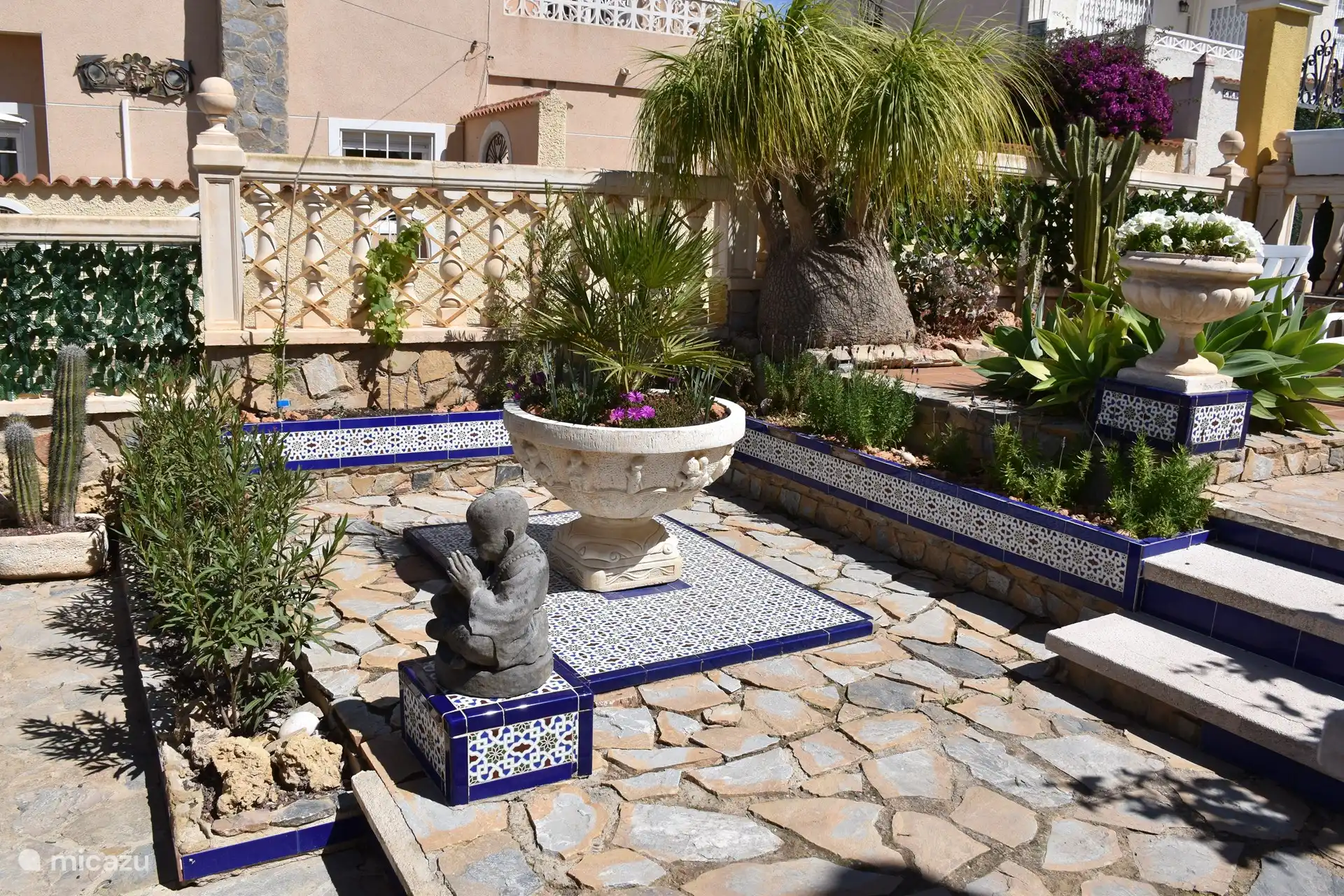 Garten, in dem Sie den ganzen Tag die Sonne genießen können.