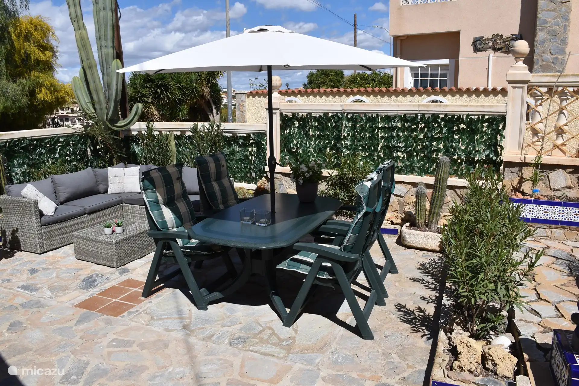 Garten, in dem Sie den ganzen Tag die Sonne genießen können.