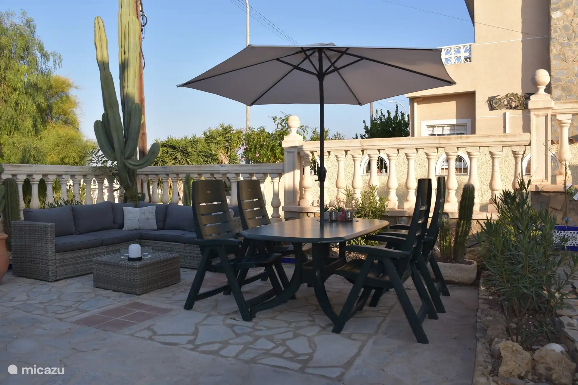 Garten, in dem Sie den ganzen Tag die Sonne genießen können.