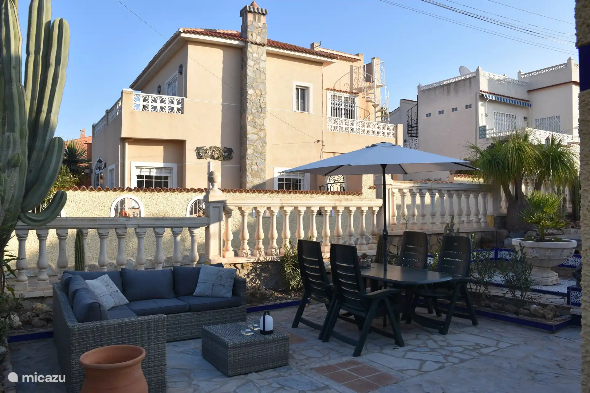 Garten, in dem Sie den ganzen Tag die Sonne genießen können.