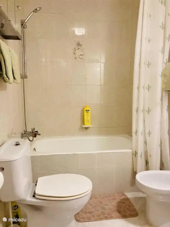 Cuarto de baño con combinación de bañera y ducha.