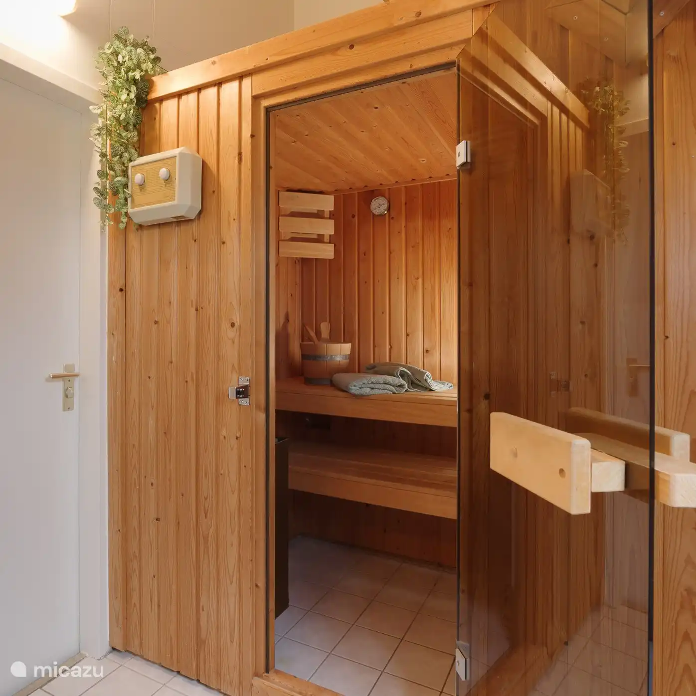 Cuarto de baño con sauna encima del nº 5