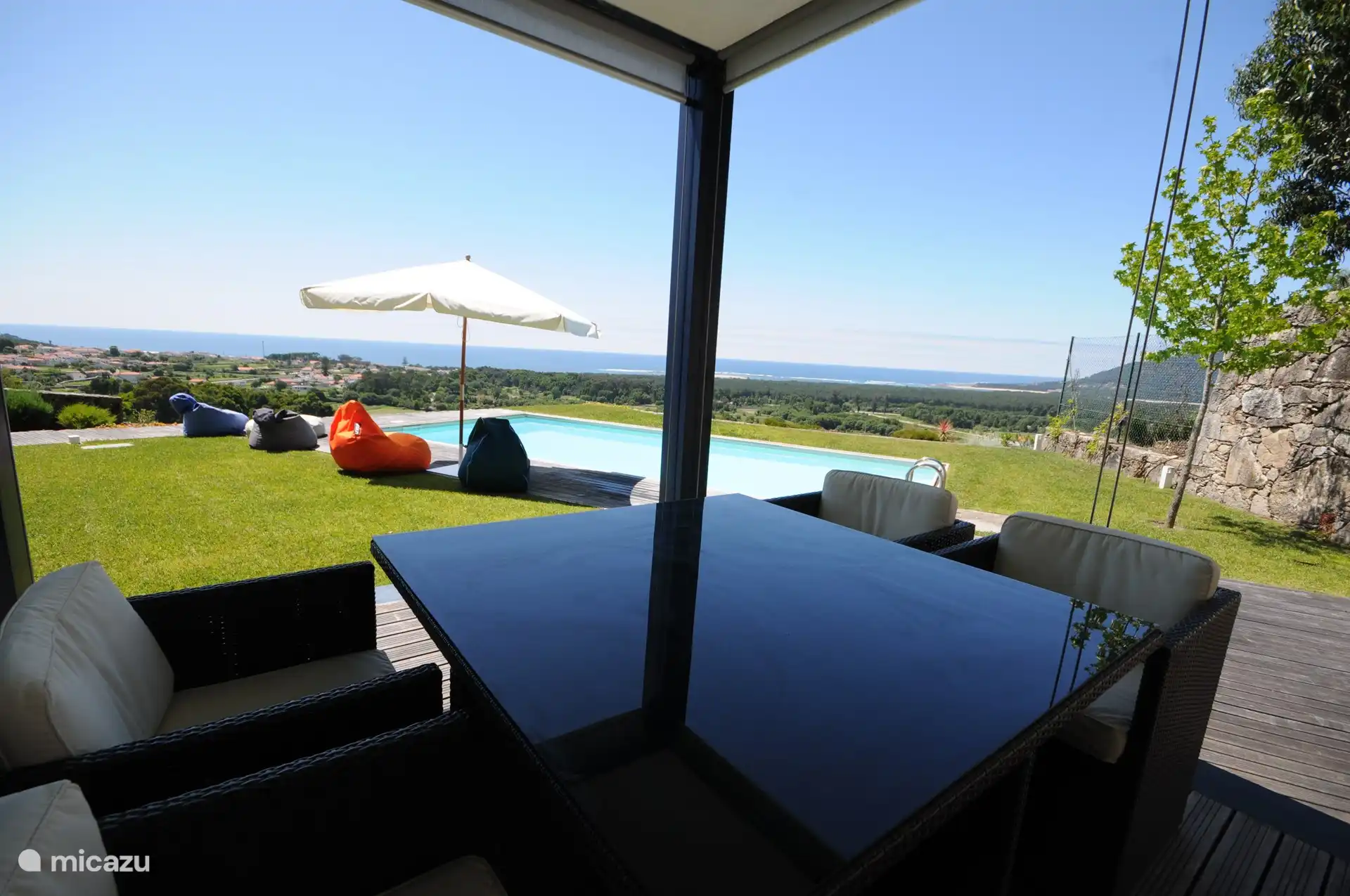 Terrasse mit Blick auf den privaten Pool