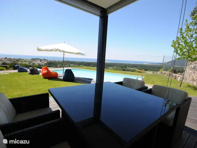 Villa Sefarina en Portugal, Costa Verde, Caminha - villa Terraza con vistas a la piscina privada.