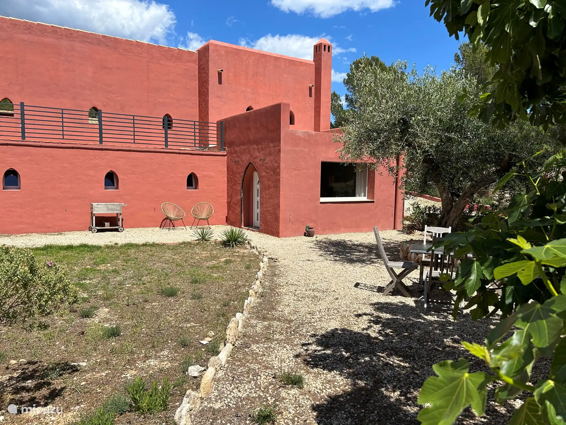 Hier is het huis aan de voorzijde