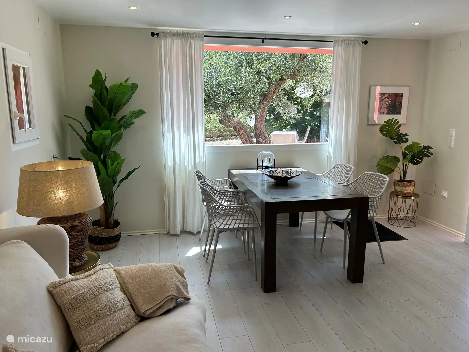 woonkamer met eetgedeelte een loveseat en sfeerverlichting lampen