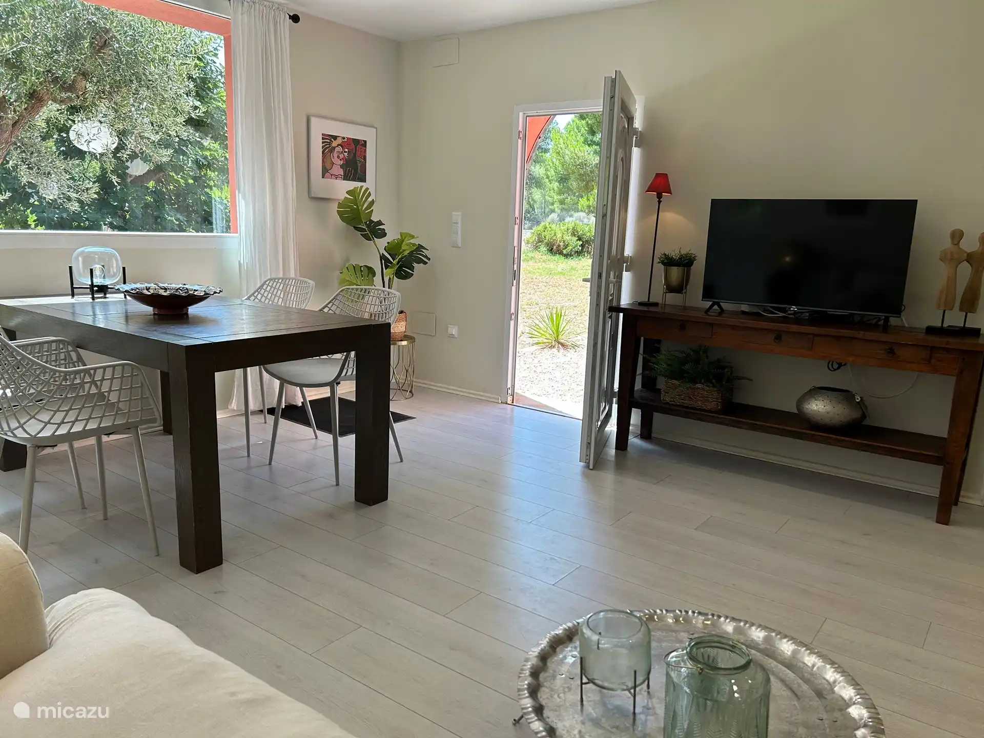 Huiskamer, zithoek met fijne TV waar je kan inloggen op je eigen acounts