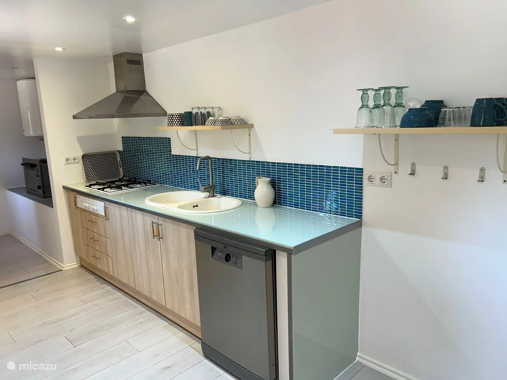 keuken ingericht met voldoende kook en eetspullen met oven en nieuwe vaatwasmachine