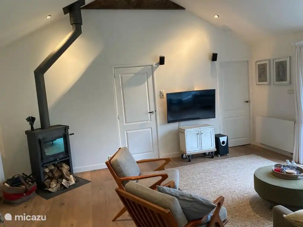 Blick von der Küche ins Wohnzimmer