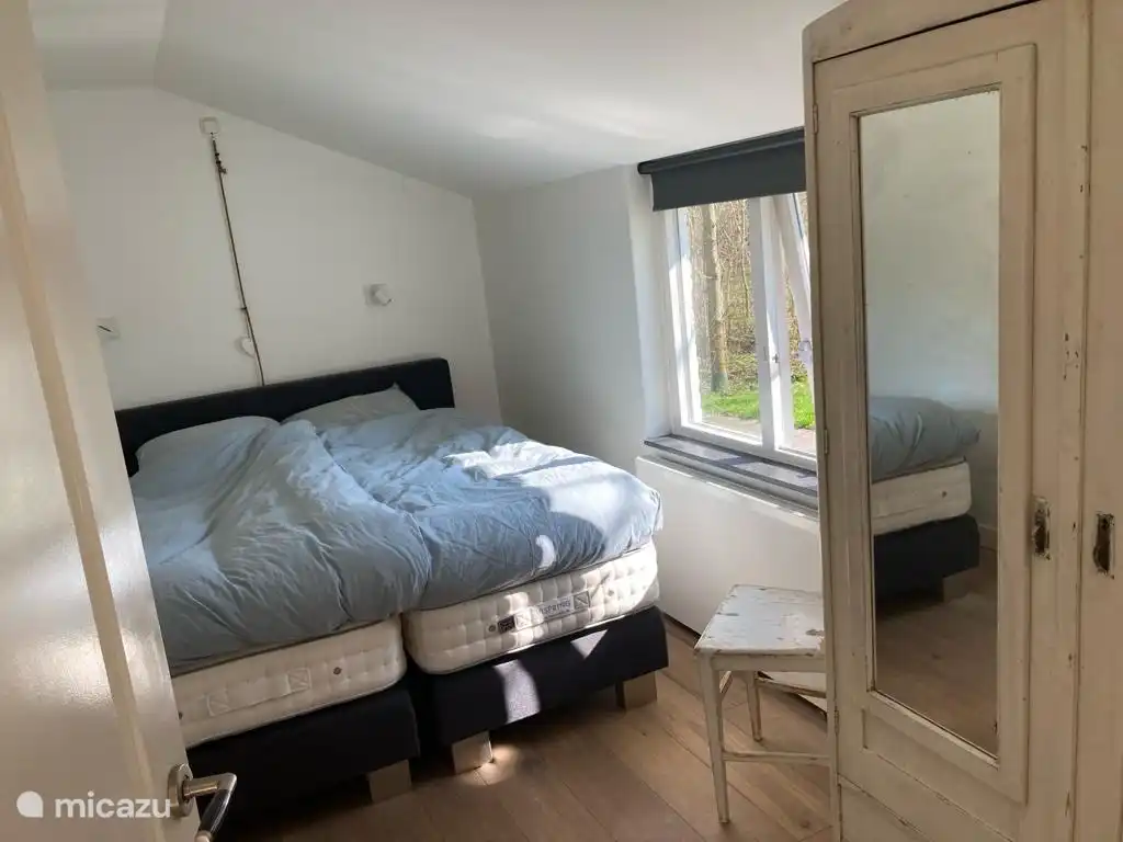 Hauptschlafzimmer mit einem Doppelbett von 1,60 x 2,10