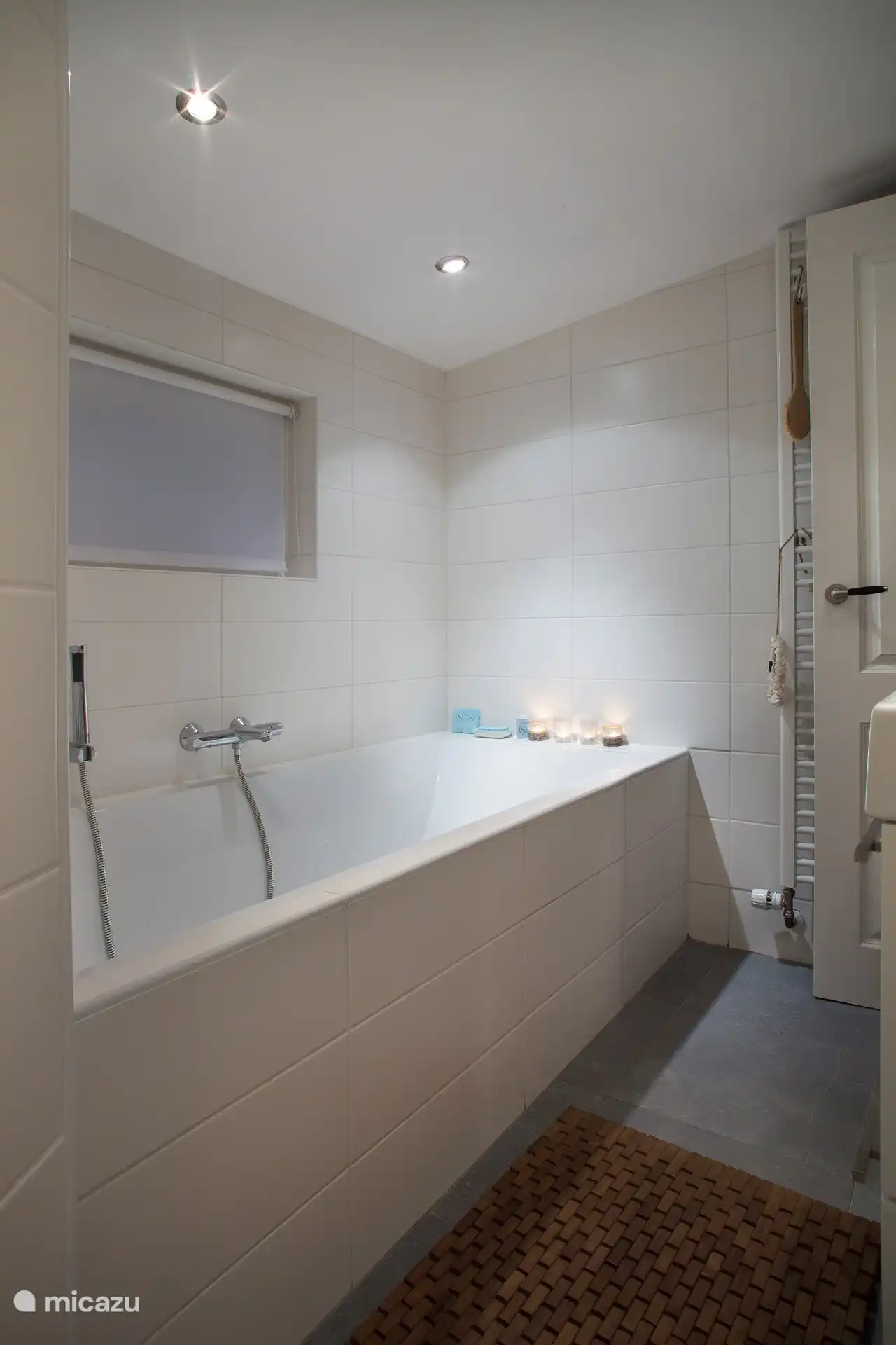 Badezimmer mit Waschbecken, ebenerdiger Dusche und Badewanne