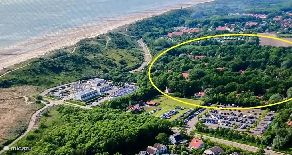 Draufsicht auf den Vebena-Wald, sodass Sie deutlich sehen können, wie nah Duinbries am Meer liegt.