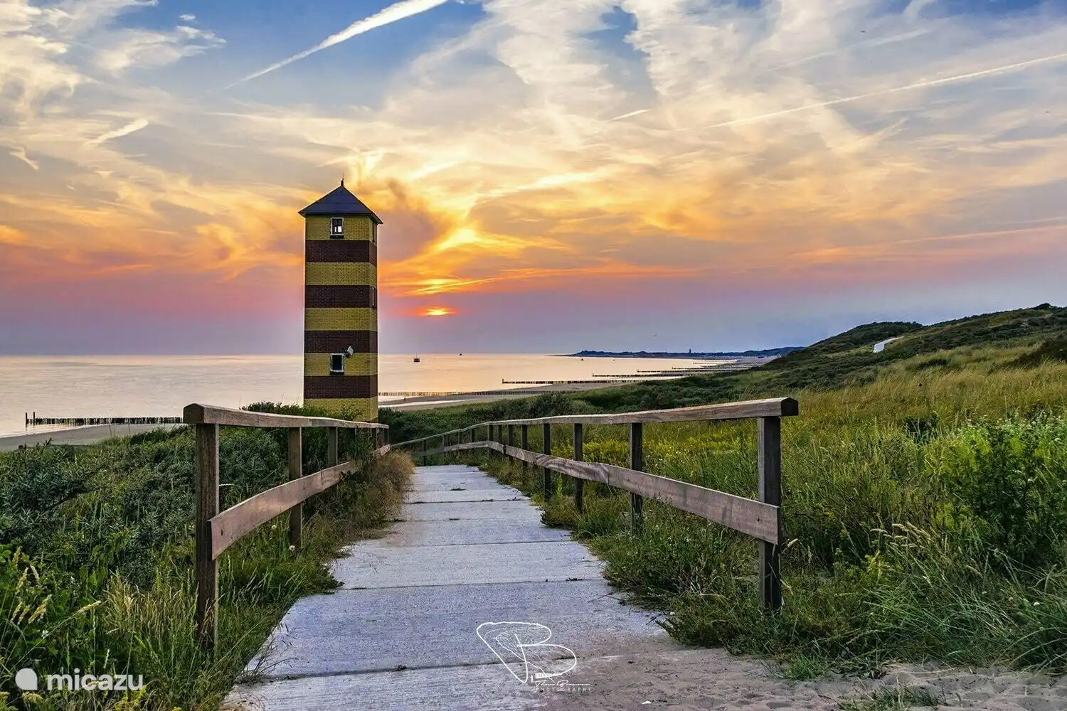Wunderschöner Leuchtturm von Dishoek, schön umherzulaufen und im Strandpavillon Zeebries etwas zu essen.