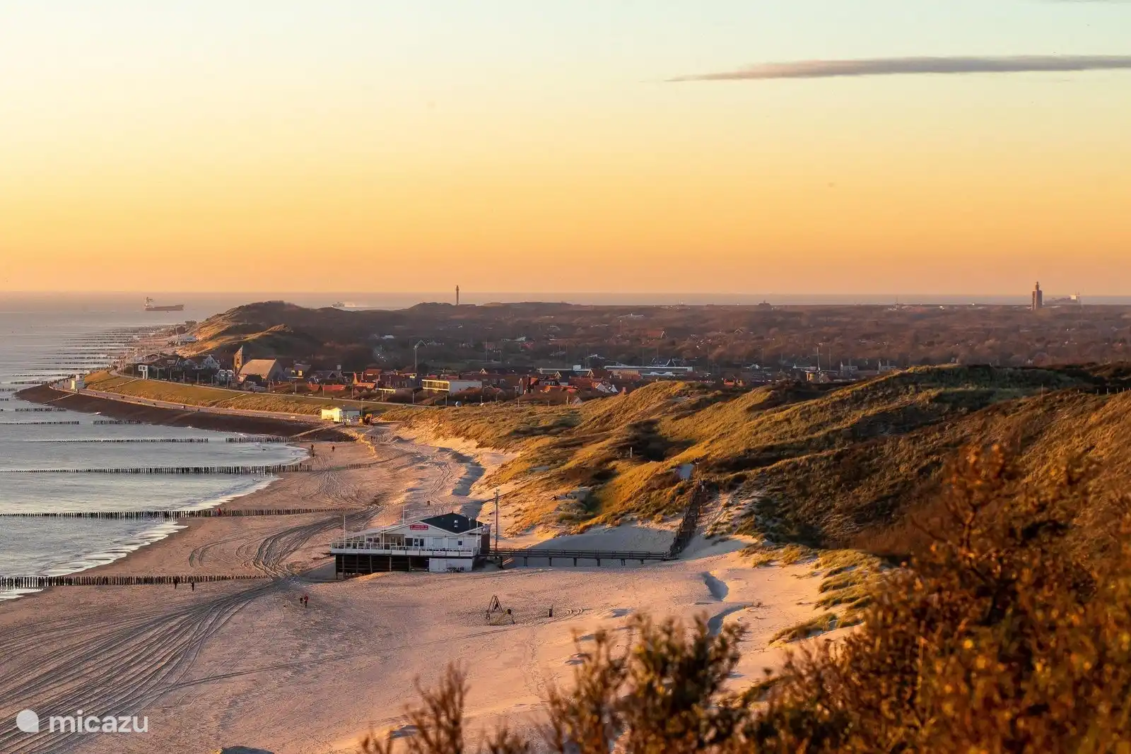 Wunderschöner Strand mit den berühmten Pfahlköpfen, um die Ebbe- und Flutströmungen von der Küste fernzuhalten. Der Strand von Dishoek trägt die Blaue Flagge, ein europäisches Gütezeichen für saubere und sichere Strände.