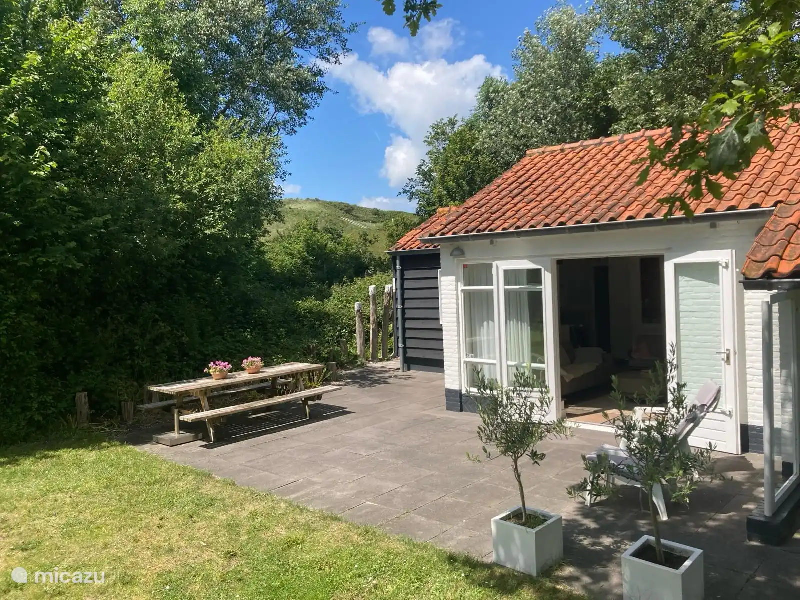 Genießen Sie den ganzen Tag die Sonne auf der sonnigen Terrasse mit herrlichem Blick auf die Dünen.