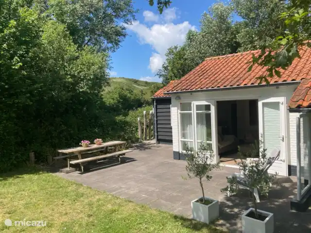 Duinbries huren in Nederland, Zeeland, Dishoek - vakantiehuis De hele dag genieten van de zon op het  zonnige terras , met een prachtig uitzicht op de duinen.