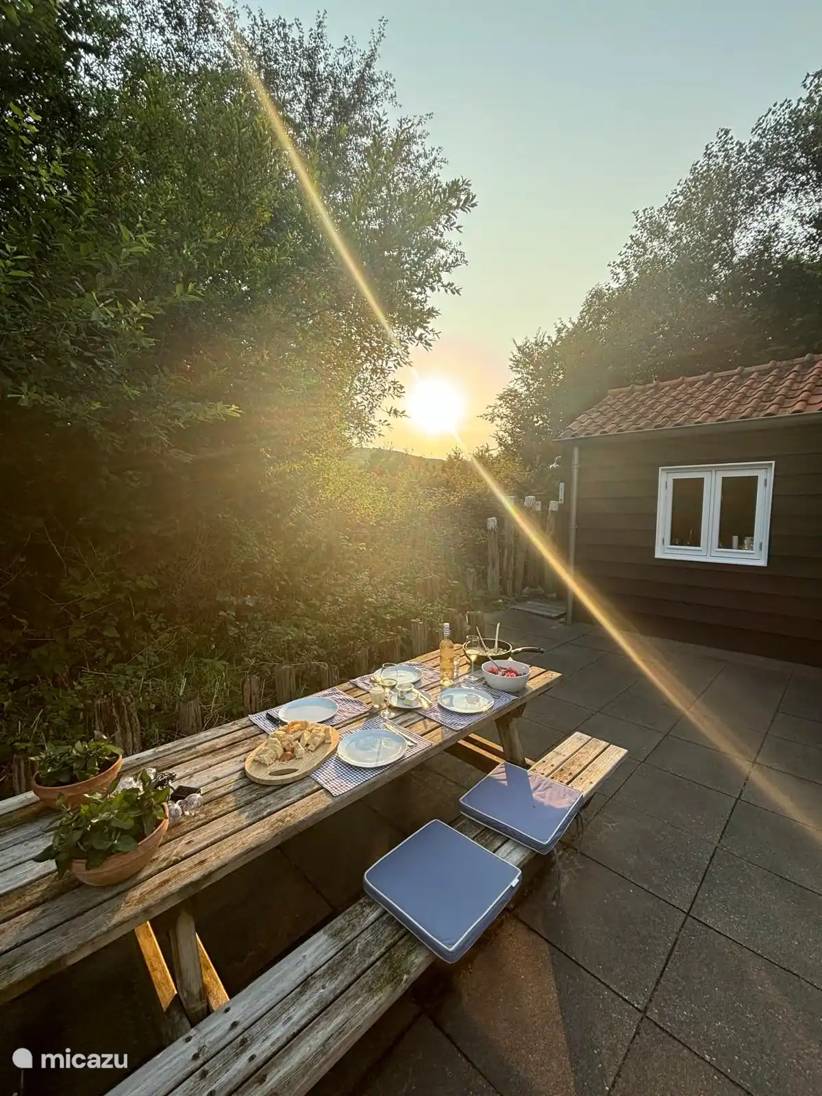 Abends draußen, beim Abendessen auf der Terrasse, gibt es einen wunderschönen Sonnenuntergang, der hinter den Dünen verschwindet.