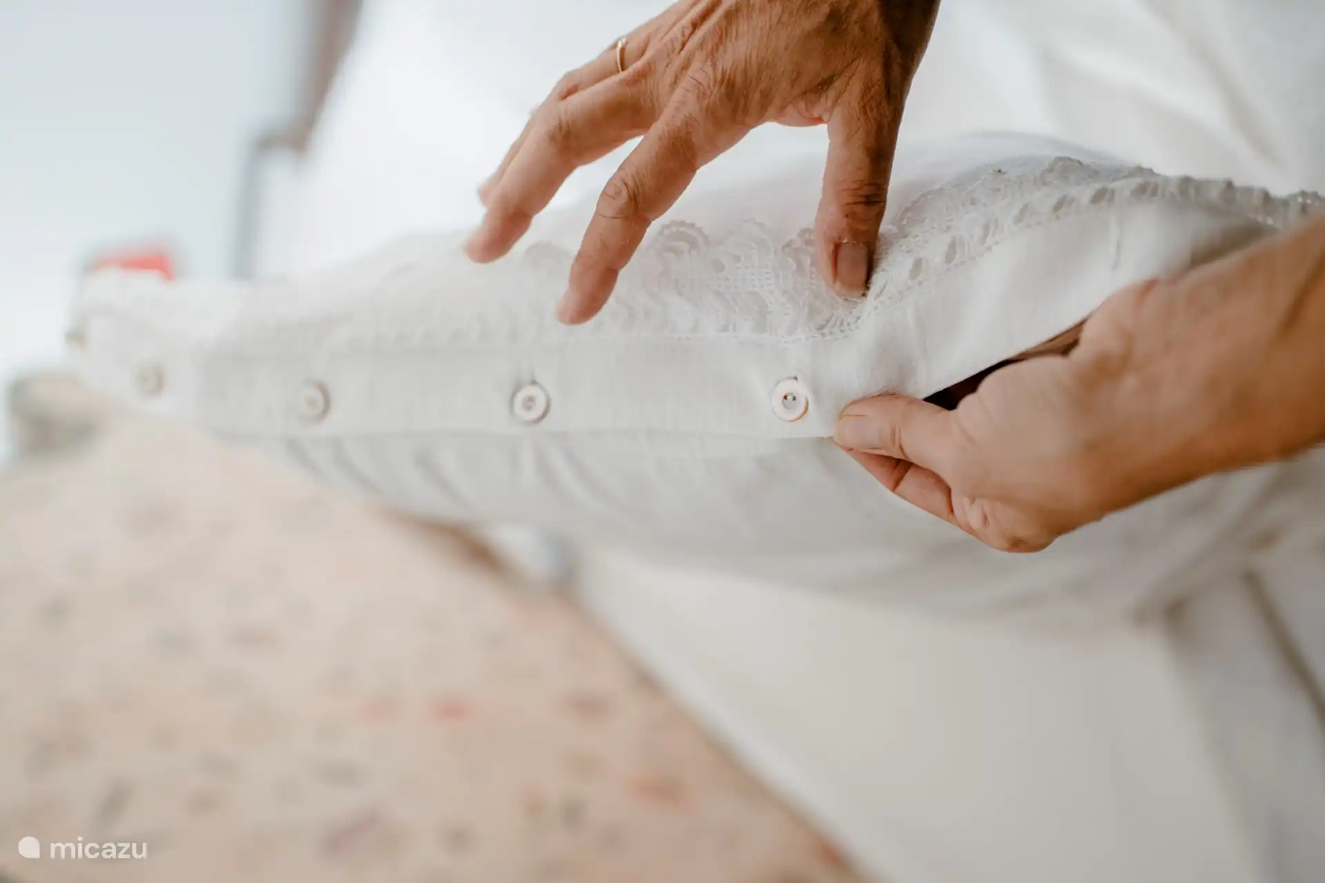 la almohada bordada original 