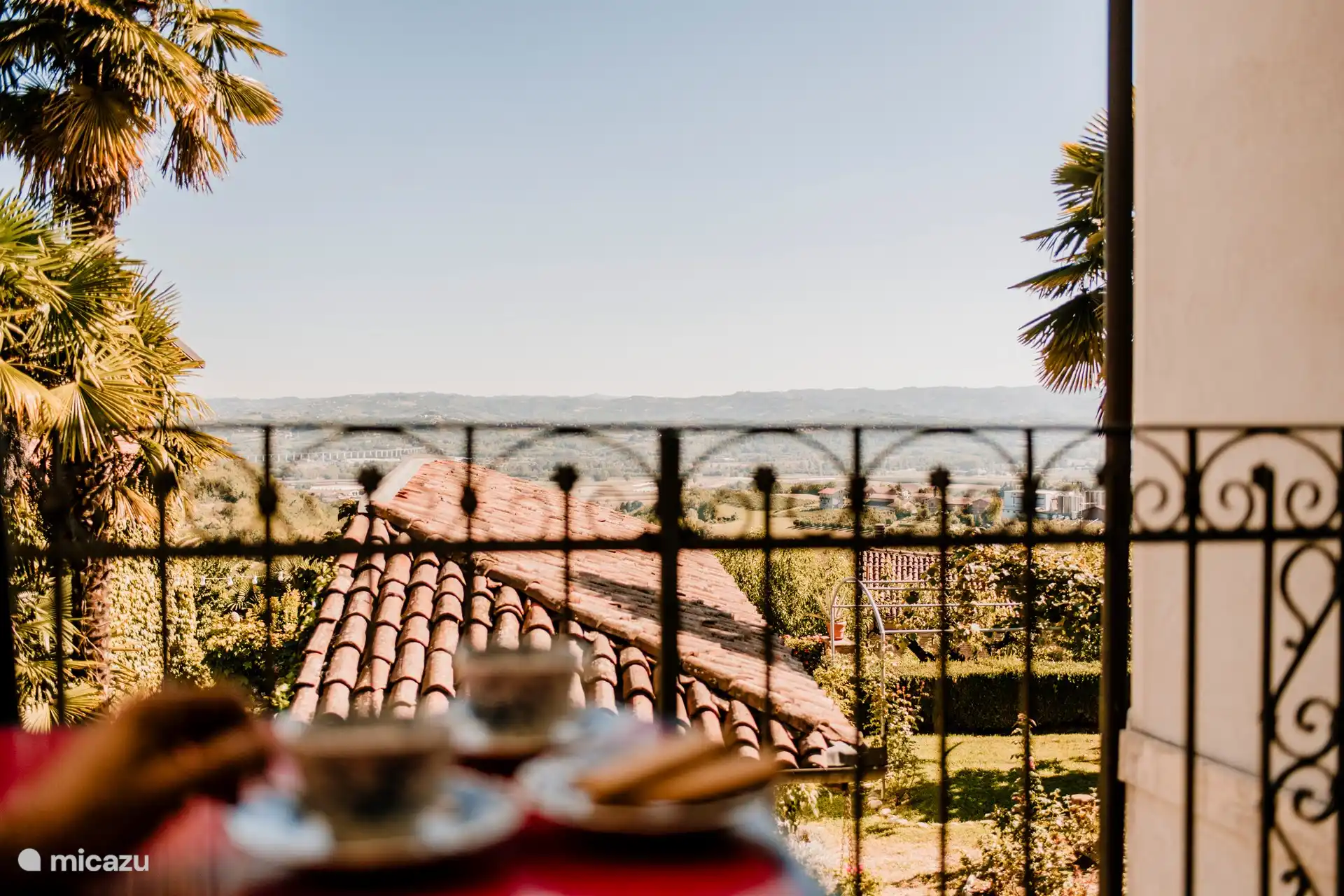 Vista y desayuno en la terraza.