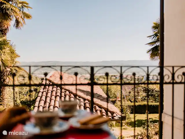 Casa Angiolina Country House  en Italia, Piamonte, Govone - casa vacacional Vista y desayuno en la terraza.