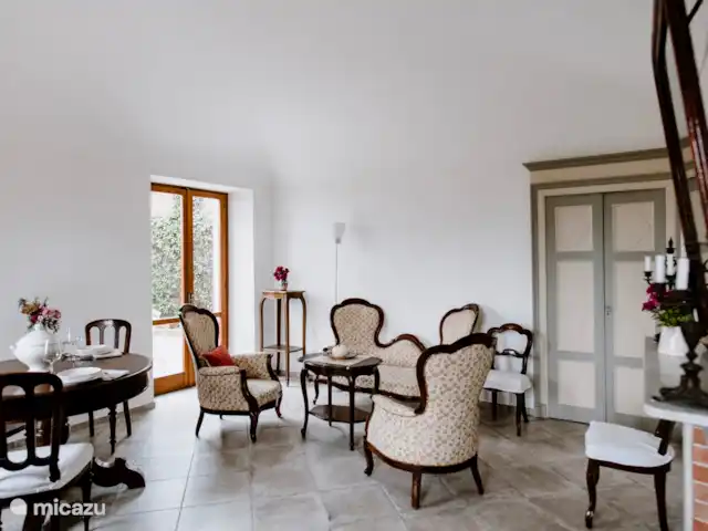 Casa Angiolina Country House  en Italia, Piamonte, Govone - casa vacacional la sala de estar