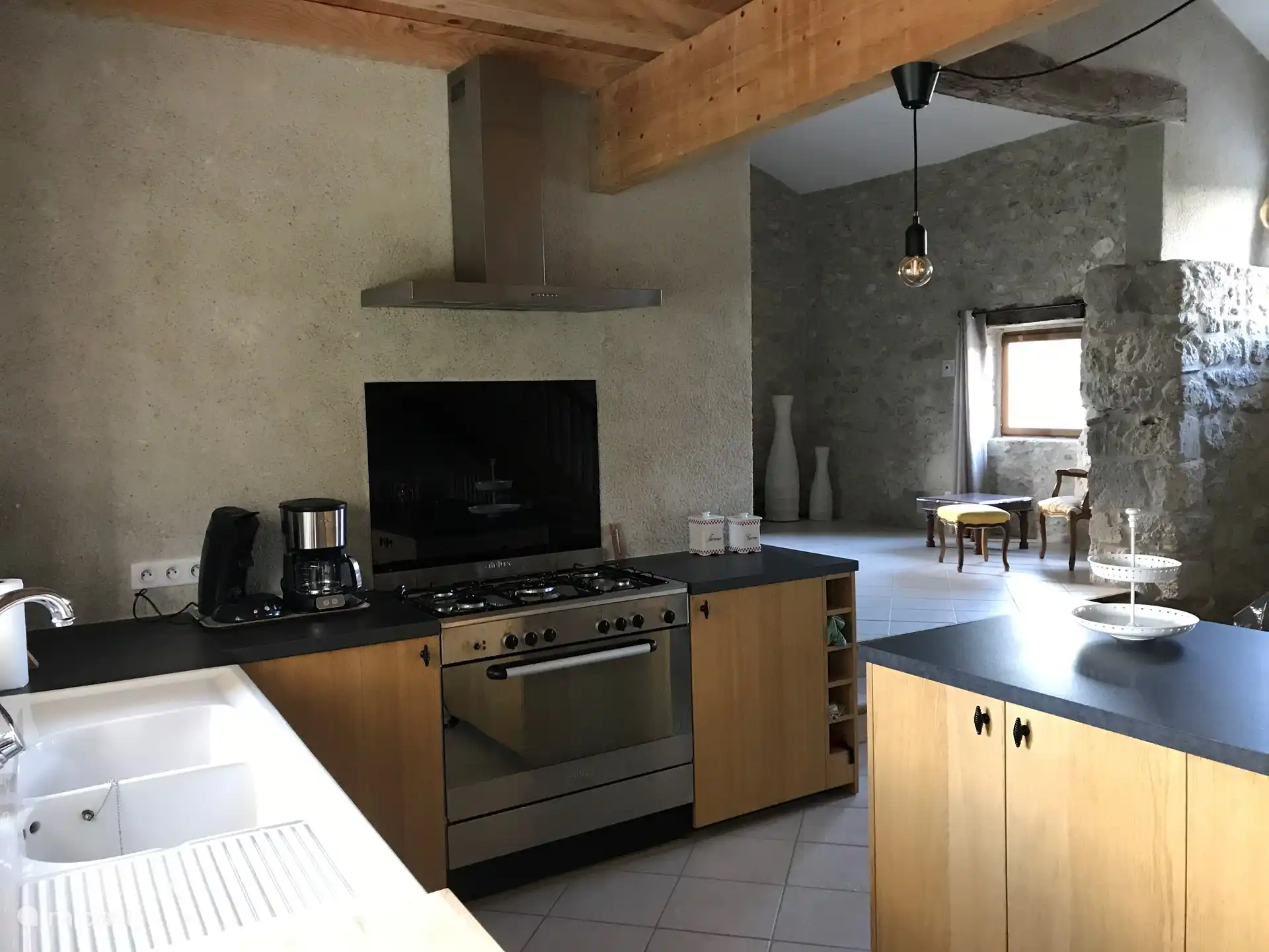 Vista de la cocina y el salón.