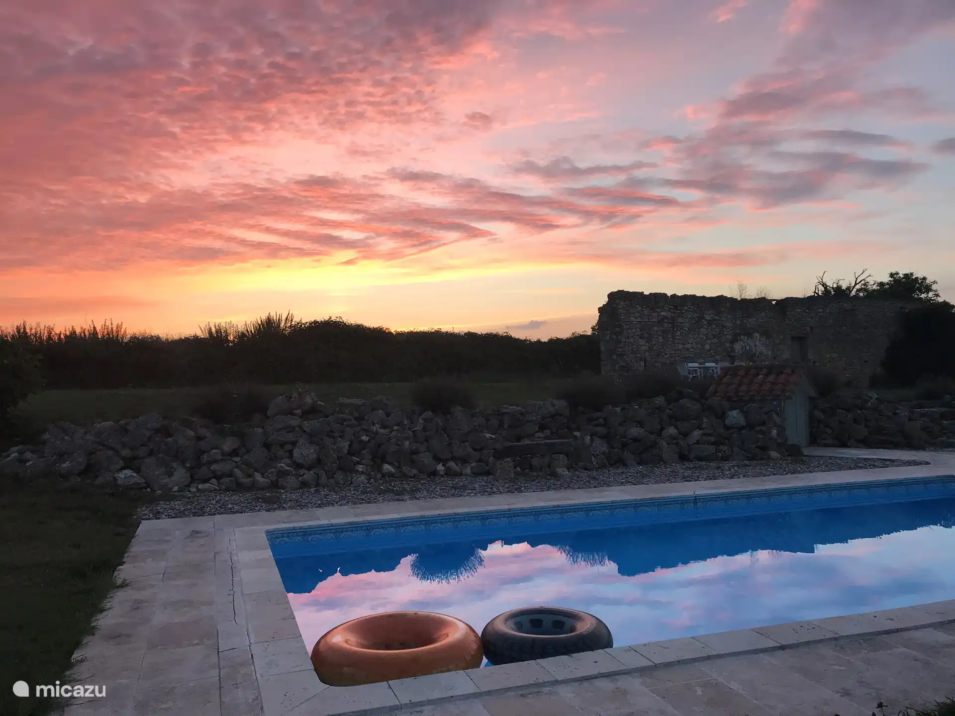 Atardecer en la piscina