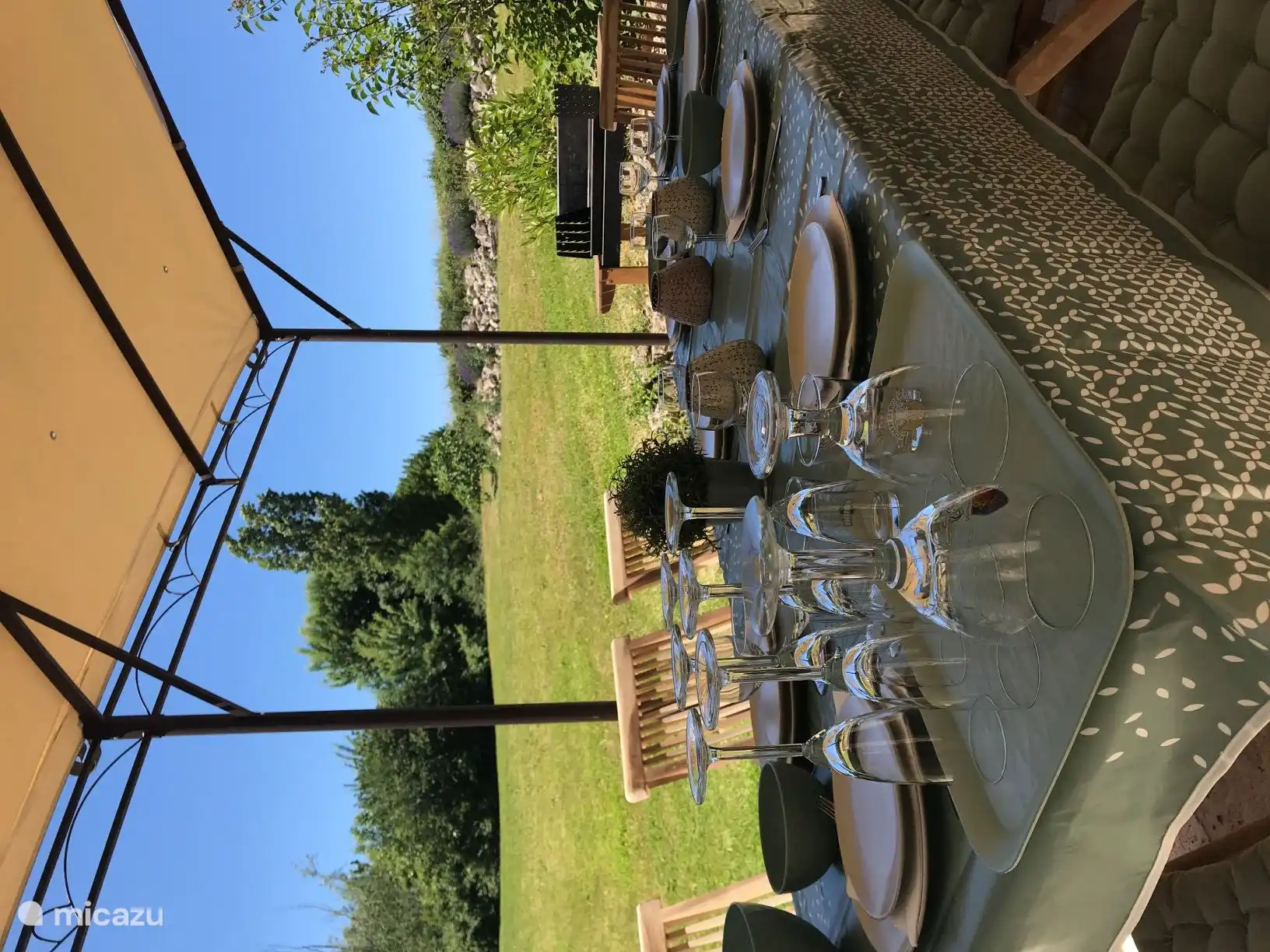 Terraza cubierta con amplia vista al jardín.