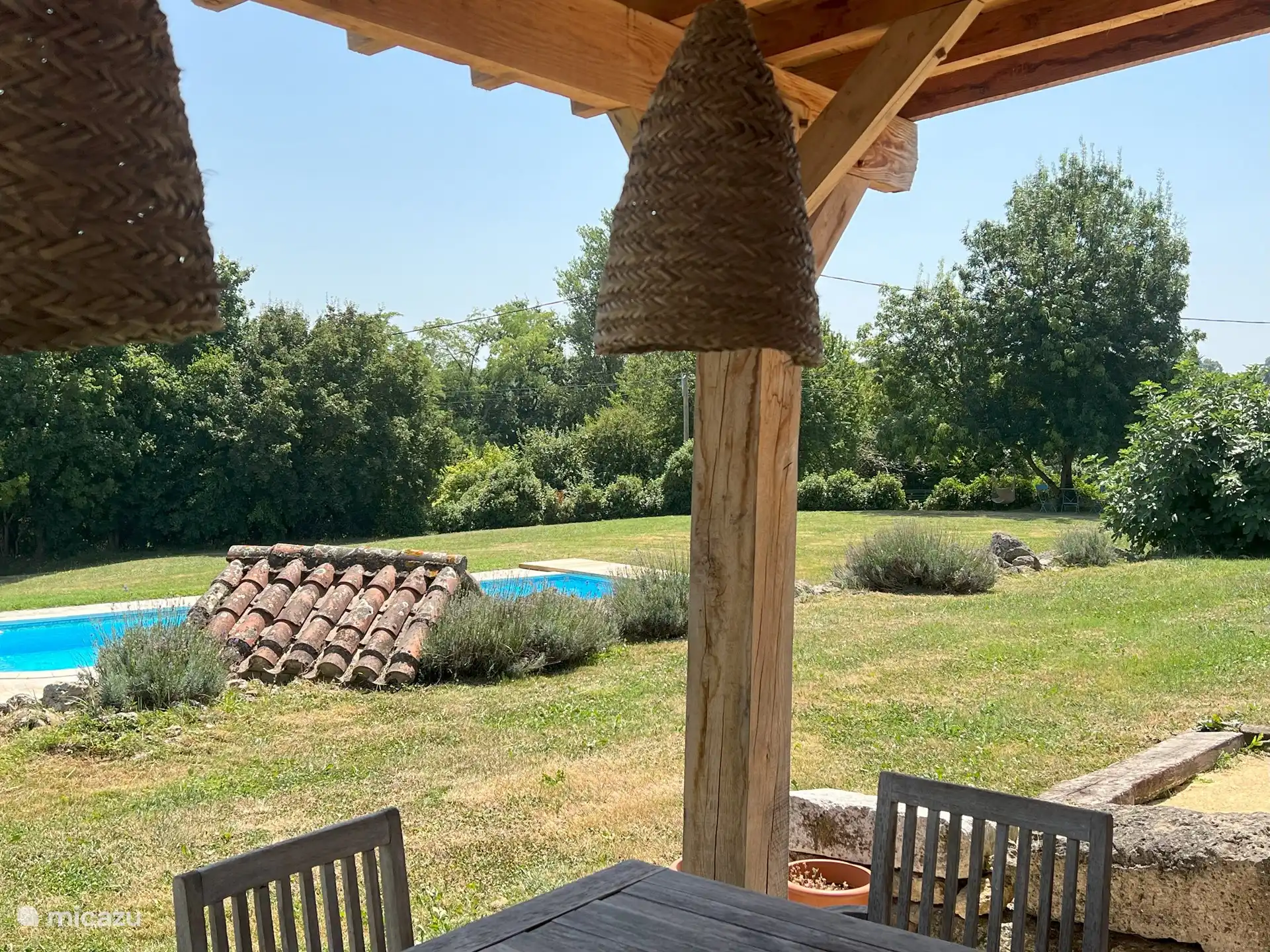 Vista del jardín desde debajo del techo de la cocina exterior