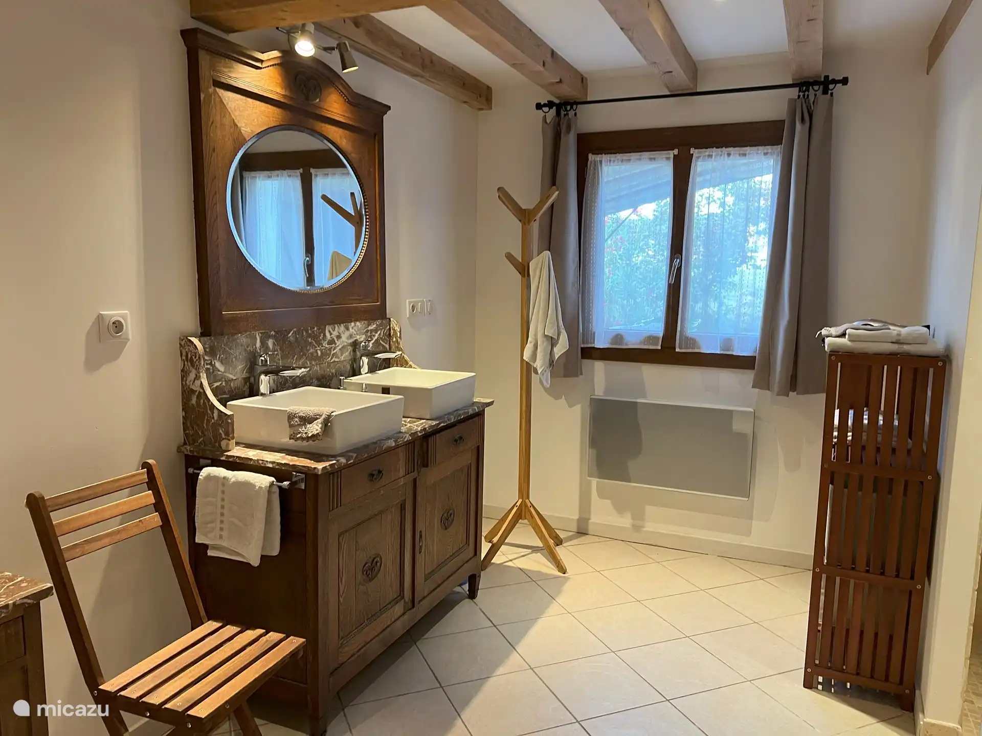 Amplio cuarto de baño con doble lavabo, inodoro y ducha a ras de suelo