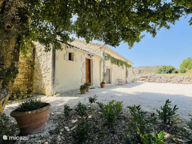 Maison Pech Bardat | France, Lot-et-Garonne, Lacepede - maison de vacances Façade avec grand parking du côté de l’entrée