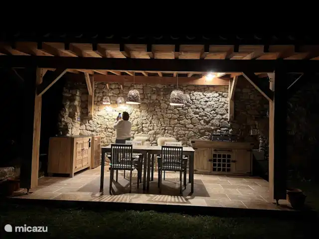 Maison Pech Bardat | France, Lot-et-Garonne, Lacepede - maison de vacances Cuisine extérieure couverte avec plancha, BBQ et réfrigérateur.