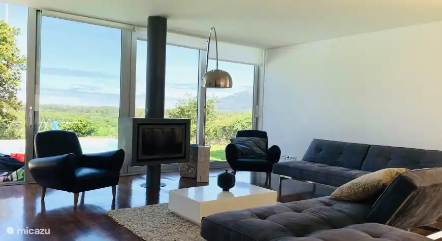 Wohnzimmer mit Kamin