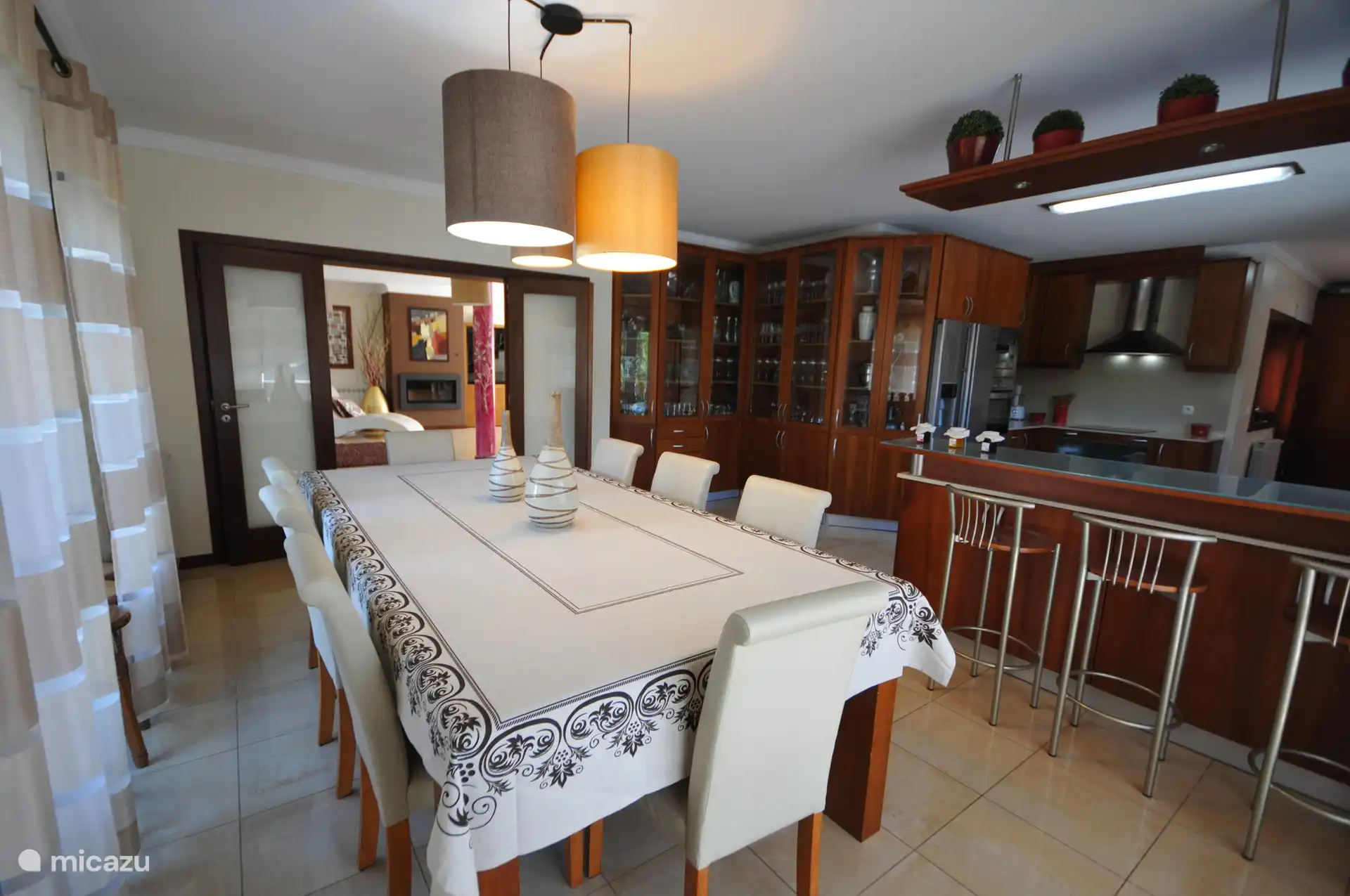 Esstisch mit Blick auf die Küche 