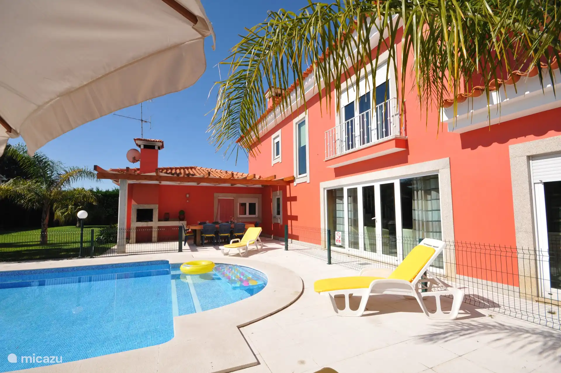 Schwimmbad mit Sonnenliegen