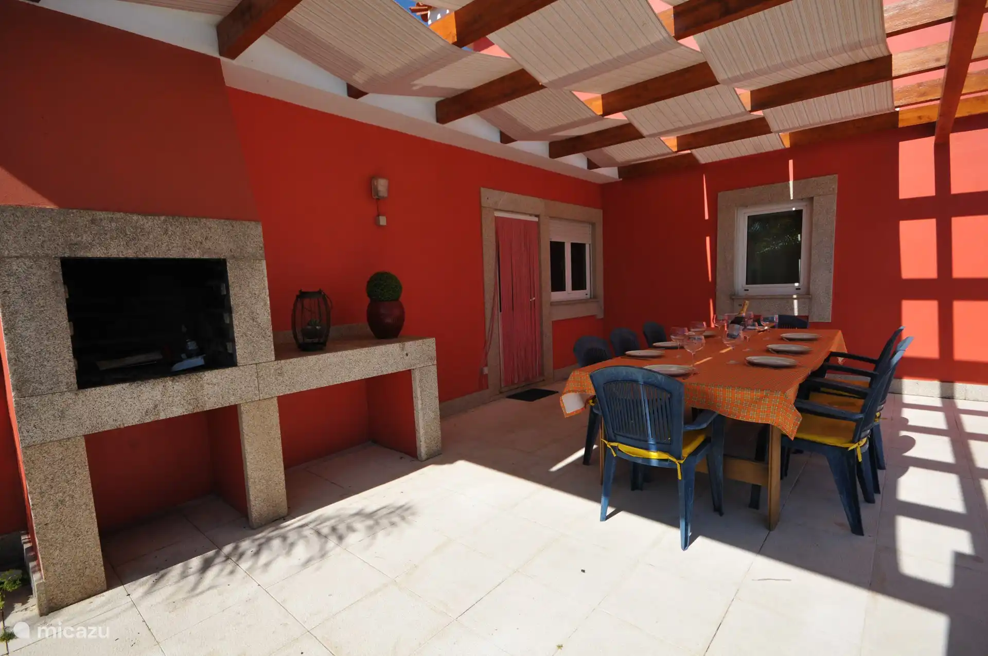 Außenküche mit Essbereich