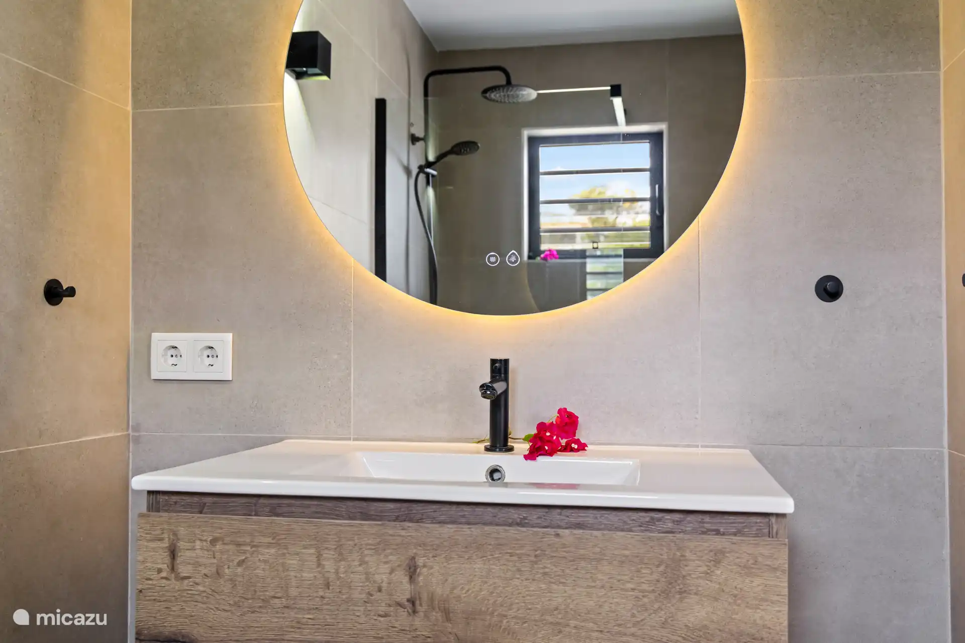Badkamer met verlichte spiegel