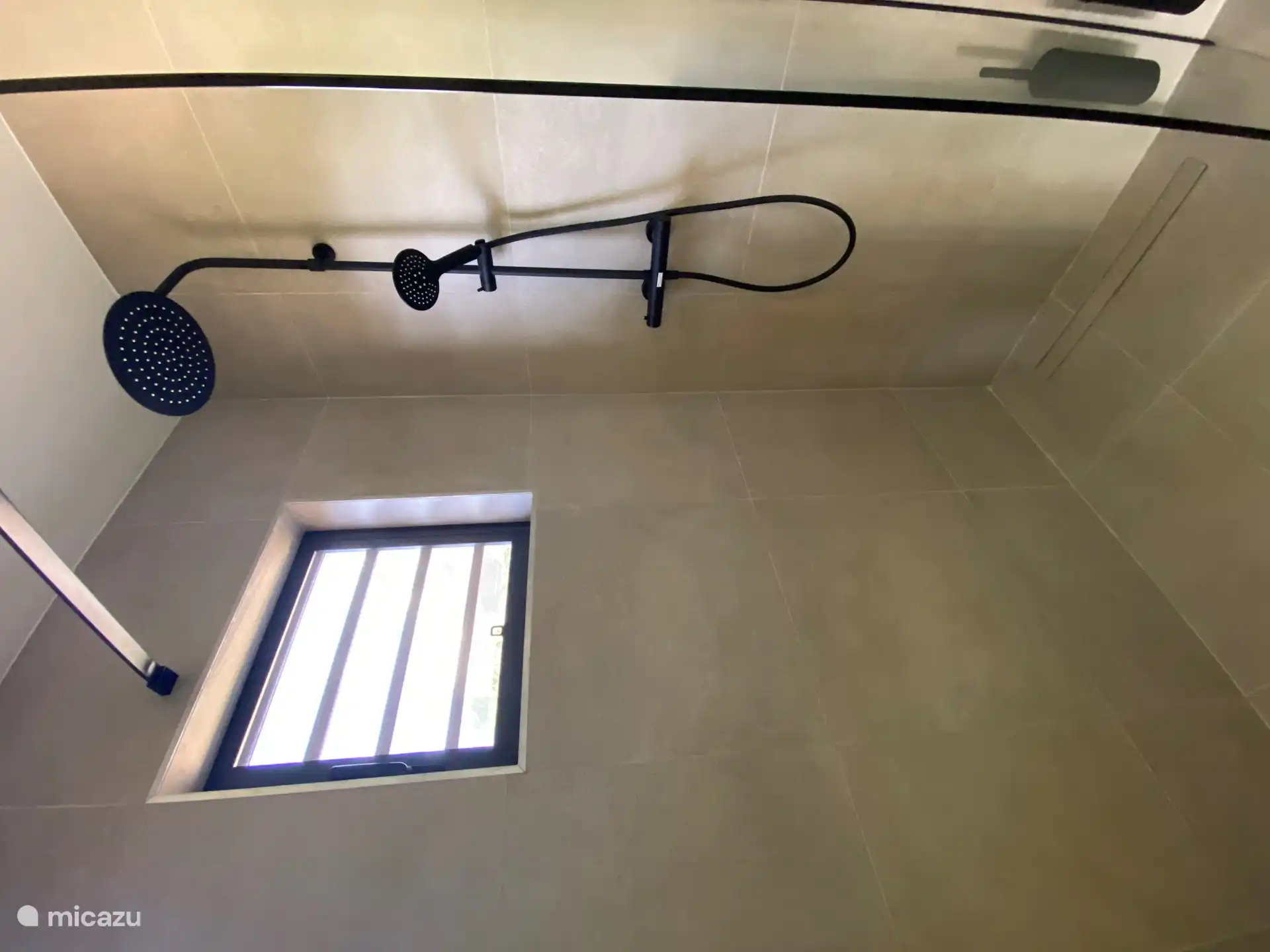 Salle d'eau avec douche à effet pluie.