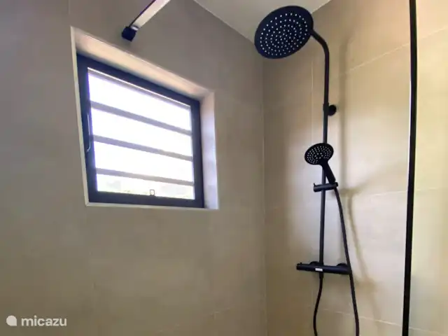 Location de Vacances Curaçao, Banda Ariba (est), Jan Thiel, appartement - Appartements Curalux - Tortue Salle d'eau avec douche à effet pluie.